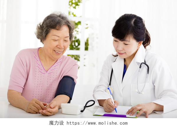 护士正在为中年女性检测血压